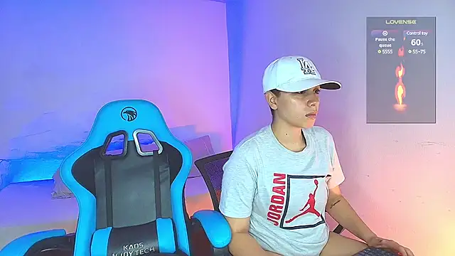 Snapshot of aron_wi chatting on 12/22/24, 01:45 aron wi online show from 12/22/24, 01:45