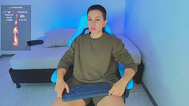 Snapshot of aron_wi chatting on 01/12/25, 08:03 aron wi online show from 01/12/25, 08:03