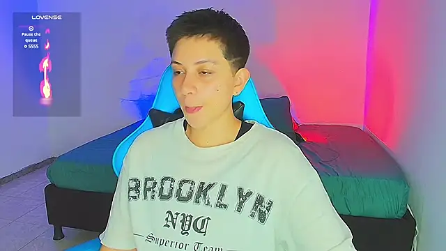 Snapshot of aron_wi chatting on 02/13/25, 12:21 aron wi online show from 02/13/25, 12:21