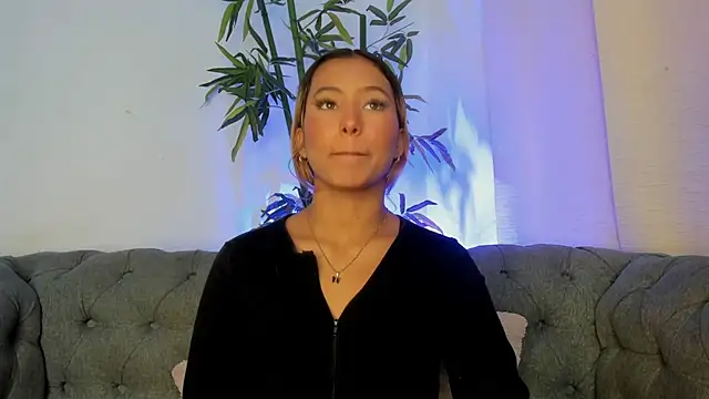 Snapshot of miranda_villa chatting on 12/15/25, 12:53 miranda villa online show from 12/15/25, 12:53