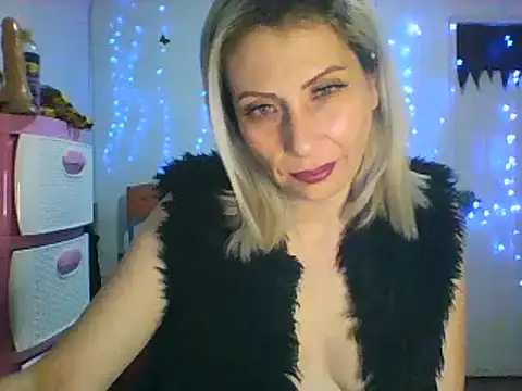 alixia81 online show from 02/17/25, 04:31