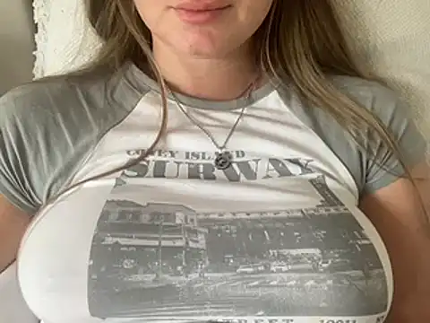 Snapshot of KaraLeee chatting on 01/08/25, 10:06 KaraLeee online show from 01/08/25, 10:06