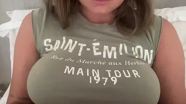 Snapshot of KaraLeee chatting on 03/01/25, 11:04 KaraLeee online show from 03/01/25, 11:04