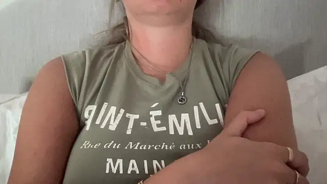 Snapshot of KaraLeee chatting on 03/03/25, 02:04 KaraLeee online show from 03/03/25, 02:04