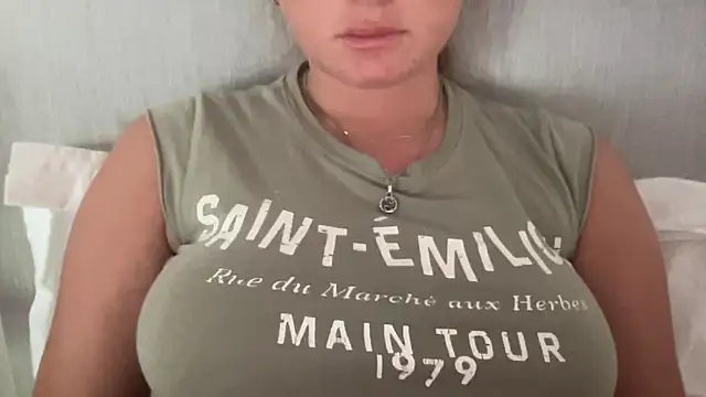 Snapshot of KaraLeee chatting on 03/04/25, 02:06 KaraLeee online show from 03/04/25, 02:06