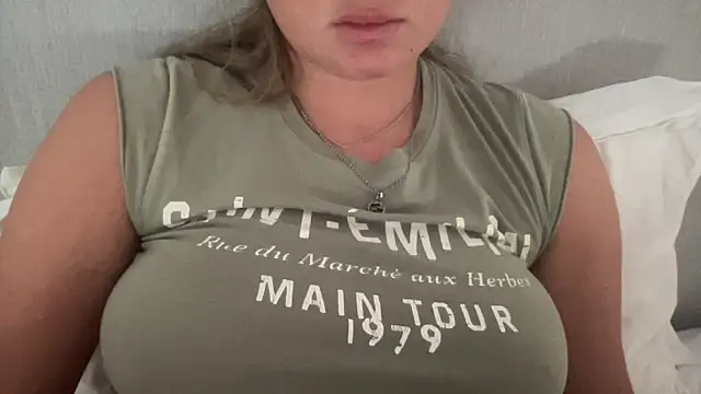 Snapshot of KaraLeee chatting on 03/04/25, 05:11 KaraLeee online show from 03/04/25, 05:11