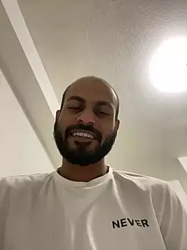 Snapshot of islandvybee55 chatting on 01/12/25, 01:53 islandvybee55 online show from 01/12/25, 01:53