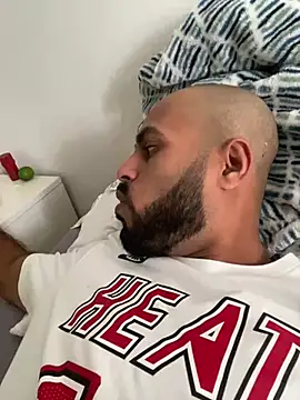 Snapshot of islandvybee55 chatting on 01/18/25, 06:32 islandvybee55 online show from 01/18/25, 06:32