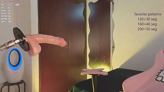 Snapshot of kitty_21 chatting on 12/12/24, 08:10 kitty 21 online show from 12/12/24, 08:10