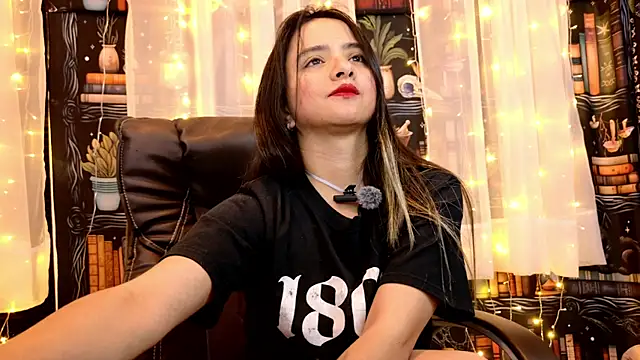 Snapshot of julietta___jackson chatting on 05/26/26, 09:33 julietta jackson online show from 05/26/26, 09:33