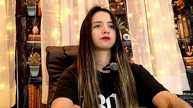 Snapshot of julietta___jackson chatting on 05/27/26, 01:57 julietta jackson online show from 05/27/26, 01:57