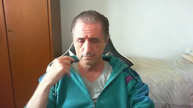 Snapshot of lliuk70mi chatting on 04/29/26, 01:04 lliuk70mi online show from 04/29/26, 01:04