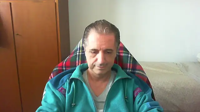 Snapshot of lliuk70mi chatting on 04/30/26, 12:33 lliuk70mi online show from 04/30/26, 12:33