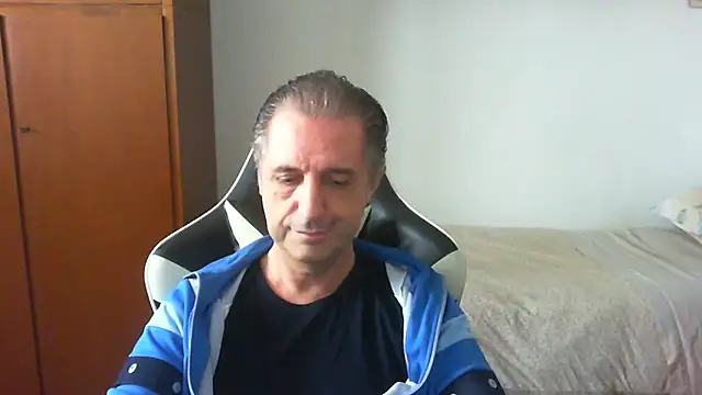 Snapshot of lliuk70mi chatting on 05/06/26, 12:54 lliuk70mi online show from 05/06/26, 12:54