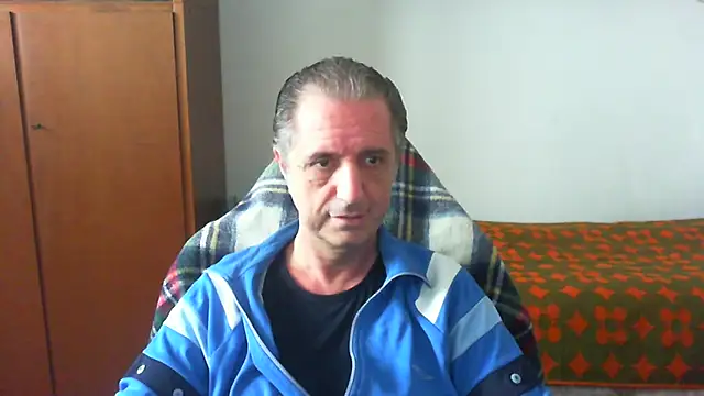 Snapshot of lliuk70mi chatting on 05/10/26, 12:43 lliuk70mi online show from 05/10/26, 12:43