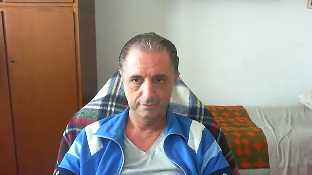 Snapshot of lliuk70mi chatting on 05/17/26, 12:23 lliuk70mi online show from 05/17/26, 12:23