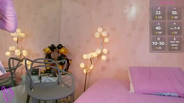 Snapshot of littleebonymommy chatting on 04/24/26, 07:49 littleebonymommy online show from 04/24/26, 07:49