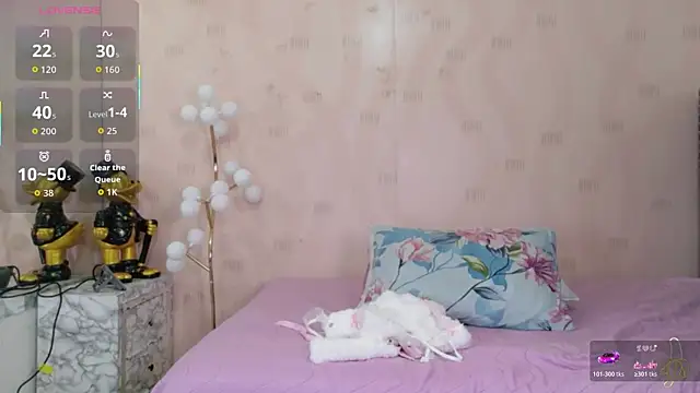 Snapshot of littleebonymommy chatting on 05/19/26, 07:53 littleebonymommy online show from 05/19/26, 07:53