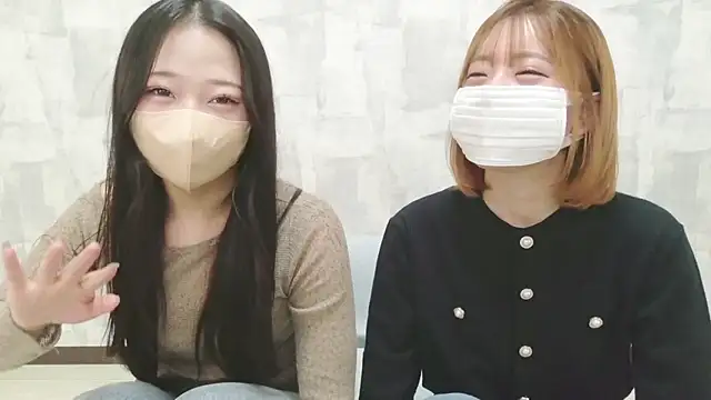 Snapshot of LOVE_MOMO_LOVE chatting on 05/20/26, 12:00 LOVE MOMO LOVE online show from 05/20/26, 12:00