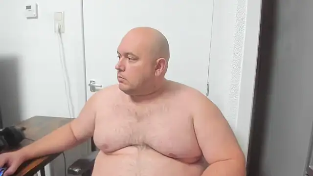 Snapshot of BigromeoXX chatting on 12/26/24, 08:00 BigromeoXX online show from 12/26/24, 08:00