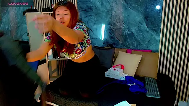 Isalombardi online show from 11/12/25, 02:45