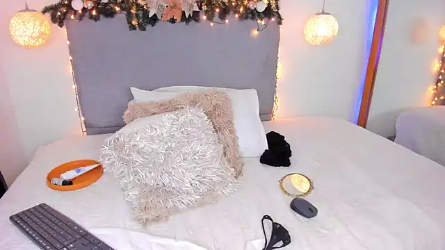 Snapshot of MeganCherryy chatting on 12/18/24, 01:15 MeganCherryy online show from 12/18/24, 01:15