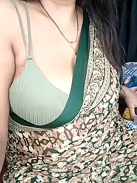 Snapshot of kaamuk_shweta chatting on 02/21/25, 05:20 kaamuk shweta online show from 02/21/25, 05:20
