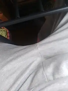 Snapshot of krissraw chatting on 12/18/25, 10:43 krissraw online show from 12/18/25, 10:43