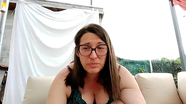 Snapshot of bella-louva chatting on 06/02/26, 06:37 bella-louva online show from 06/02/26, 06:37