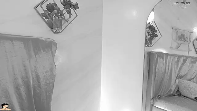 Snapshot of _Rouse_v chatting on 06/18/26, 02:54 Rouse v online show from 06/18/26, 02:54