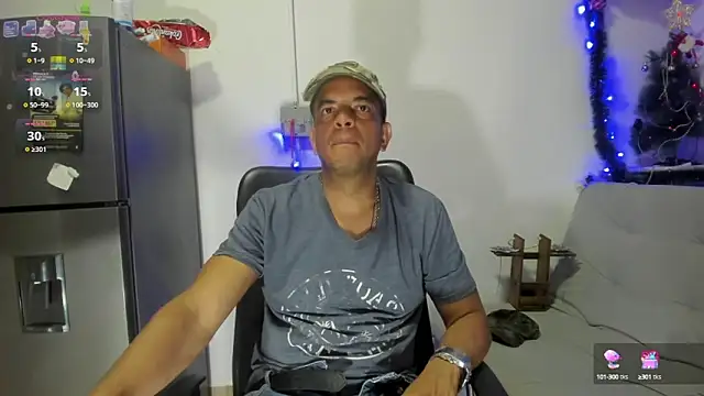 Snapshot of latinmartin73 chatting on 12/23/24, 02:13 latinmartin73 online show from 12/23/24, 02:13