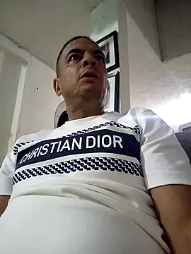 Snapshot of latinmartin73 chatting on 01/01/25, 04:50 latinmartin73 online show from 01/01/25, 04:50