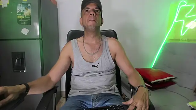 Snapshot of latinmartin73 chatting on 01/11/25, 09:57 latinmartin73 online show from 01/11/25, 09:57