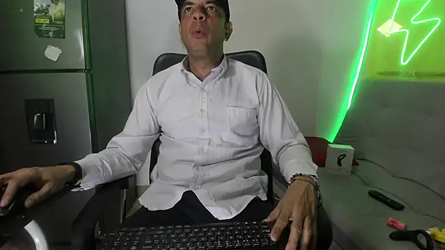 Snapshot of latinmartin73 chatting on 01/14/25, 12:22 latinmartin73 online show from 01/14/25, 12:22