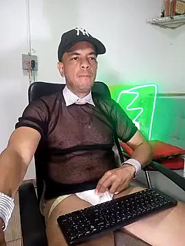 Snapshot of latinmartin73 chatting on 01/15/25, 12:41 latinmartin73 online show from 01/15/25, 12:41