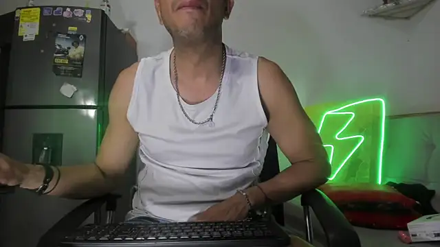 Snapshot of latinmartin73 chatting on 01/16/25, 02:09 latinmartin73 online show from 01/16/25, 02:09