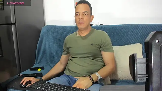 Snapshot of latinmartin73 chatting on 01/27/25, 01:48 latinmartin73 online show from 01/27/25, 01:48