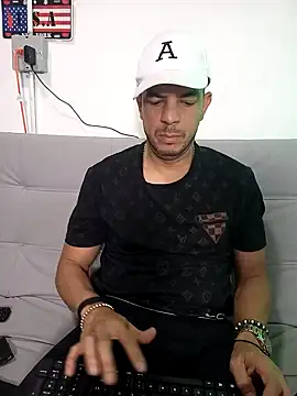 Snapshot of latinmartin73 chatting on 02/13/25, 01:29 latinmartin73 online show from 02/13/25, 01:29