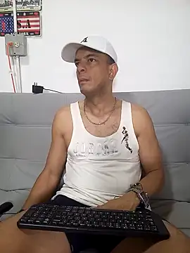 Snapshot of latinmartin73 chatting on 02/13/25, 11:37 latinmartin73 online show from 02/13/25, 11:37