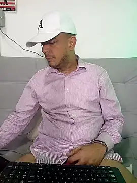 Snapshot of latinmartin73 chatting on 02/20/25, 01:03 latinmartin73 online show from 02/20/25, 01:03