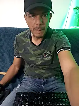 Snapshot of latinmartin73 chatting on 03/03/25, 01:31 latinmartin73 online show from 03/03/25, 01:31