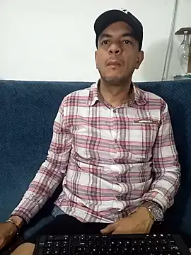Snapshot of latinmartin73 chatting on 03/07/25, 12:48 latinmartin73 online show from 03/07/25, 12:48
