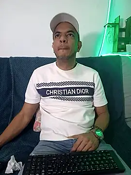 Snapshot of latinmartin73 chatting on 03/16/25, 01:07 latinmartin73 online show from 03/16/25, 01:07