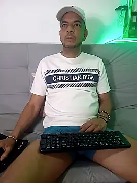 Snapshot of latinmartin73 chatting on 03/16/25, 02:11 latinmartin73 online show from 03/16/25, 02:11