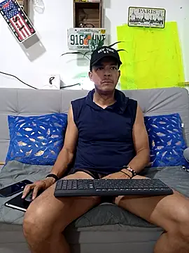 Snapshot of latinmartin73 chatting on 09/18/25, 11:40 latinmartin73 online show from 09/18/25, 11:40