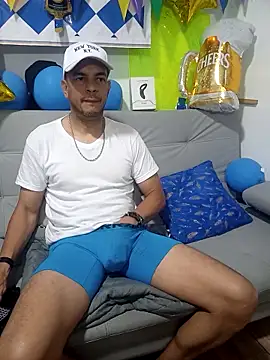 Snapshot of latinmartin73 chatting on 10/01/25, 02:39 latinmartin73 online show from 10/01/25, 02:39