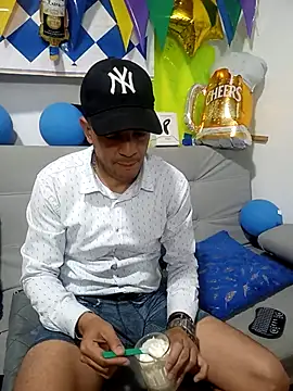 Snapshot of latinmartin73 chatting on 10/01/25, 11:55 latinmartin73 online show from 10/01/25, 11:55