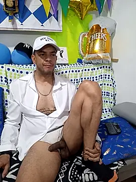 Snapshot of latinmartin73 chatting on 10/05/25, 02:37 latinmartin73 online show from 10/05/25, 02:37