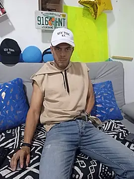 Snapshot of latinmartin73 chatting on 10/09/25, 11:47 latinmartin73 online show from 10/09/25, 11:47