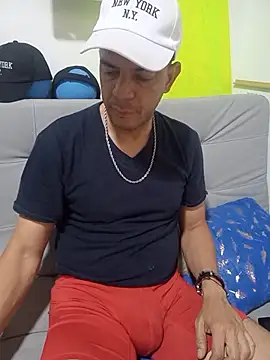 Snapshot of latinmartin73 chatting on 10/25/25, 05:30 latinmartin73 online show from 10/25/25, 05:30